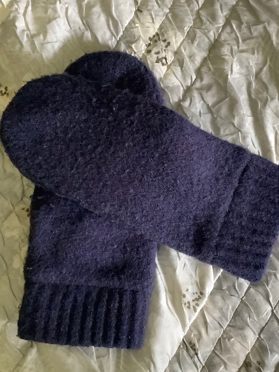 Uniqlo Accessories - Uniqlo Mittens, Fleece Lined